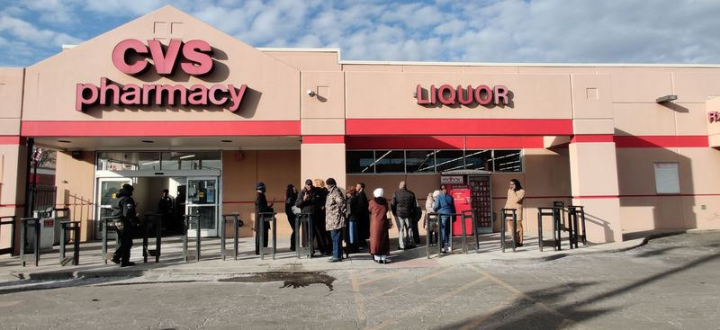 Spoločnosť CVS Pharmacy uviedla, že plánuje zatvoriť predajňu Northwest Side, 4777 N Milwaukee Ave., a predajňu South Side, 7858 S. Halsted St., 10. januára.