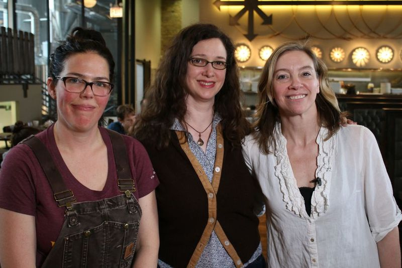 Brewmaster Hayley Shine (vľavo) a spolumajiteľky Katy Pizza (uprostred) a Michelle Foik z pivovaru Eris v Old Irving Park. | Brian Rich/For the Sun-Times