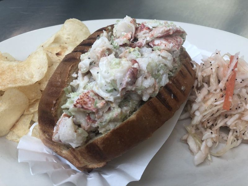 Lobster roll podávaný v The FishGuy & Wellfleet v Old Irving Park. | Ji Suk Yi/For the Sun-Times