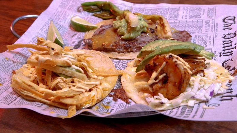 Tacos s kuracím mäsom Tinga, steakom a krevetami, podávané v Chicagskom úrade pre taco v Old Irving Park. | Brian Rich/For the Sun-Times
