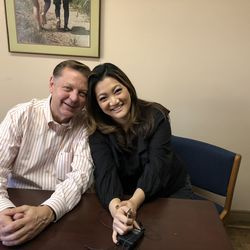 Ji Suk Yi bersama Fr. Michael Pfleger dari Gereja St. Sabina. | Rubye Lane/ For the Sun-Times