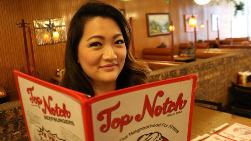 Ji Suk Yi di Top Notch Beefburgers, dibuka sejak 1942. | Brian Rich/For the Sun-Times