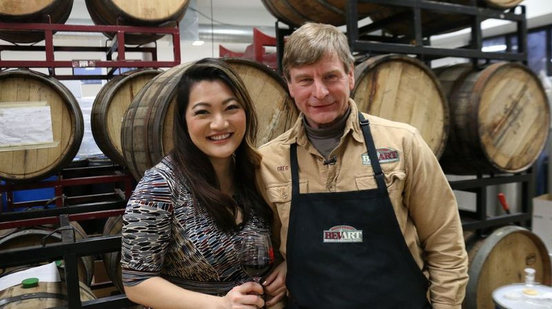 Ji Suk Yi bersama pemilik Wild Blossom Meadery Greg Fischer. | Brian Rich/For the Sun-Times