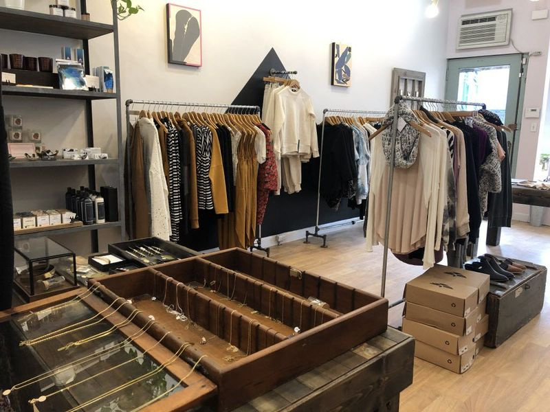 Papuošalai, drabužiai, aksesuarai, žvakės ir vonios gaminiai yra rankų darbo Milk Handmade boutique, daugiausia dėmesio skiriant vietiniams ir moterims dizaineriams bei amatininkams. | Ji Suk Yi/Sun-Times