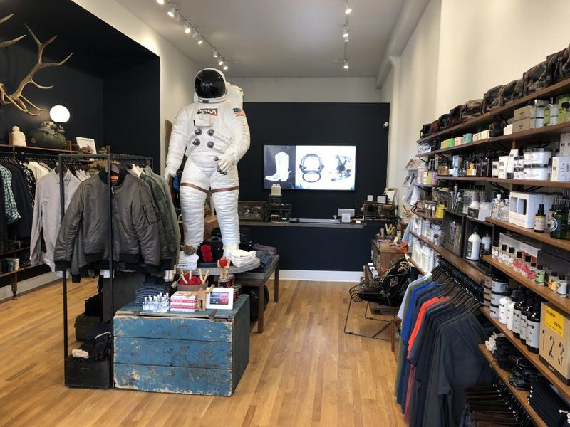 „Cowboys and Astronauts“ yra šiuolaikiška vyrų gyvenimo būdo ir reikmenų parduotuvė, kurioje gausu drabužių, aksesuarų, priežiūros gaminių, kelionių reikmenų, namų prekių ir dovanų. | Ji Suk Yi/Sun-Times