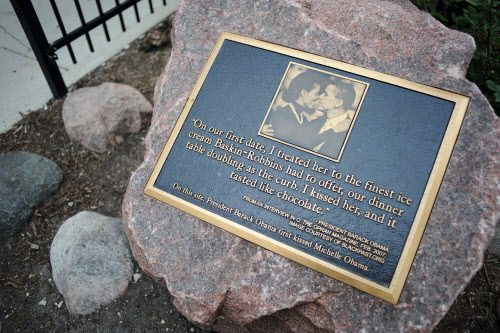 Sebuah monumen menandakan lokasi ciuman pertama antara bekas Presiden Barack Obama dan wanita pertama Michelle Obama, terletak di sudut 53rd Street dan Dorchester Avenue. | Victor Hilitski/For the Sun-Times