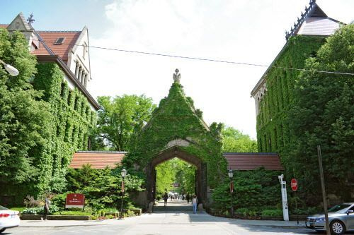 Hull Gate, pintu masuk batu yang menghala ke tengah-tengah kampus Universiti Chicago yang terletak di Hyde Park. | Victor Hilitski/For the Sun-Times