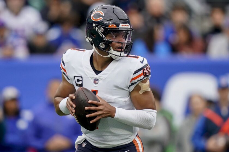  Bears quarterback Justin Fields vyzerá, že prihrá proti New York Giants počas zápasu 2. októbra.
