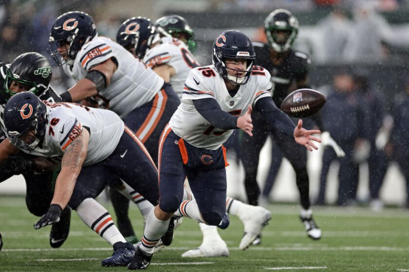  Le quart-arrière des Bears Trevor Siemian lance le ballon lors du match de dimanche contre les Jets.