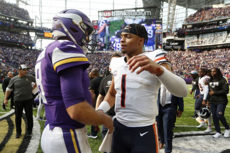 Obranca Vikings Kirk Cousins ​​sa po nedeľňajšom zápase rozpráva s obrancom Bears Justinom Fieldsom.