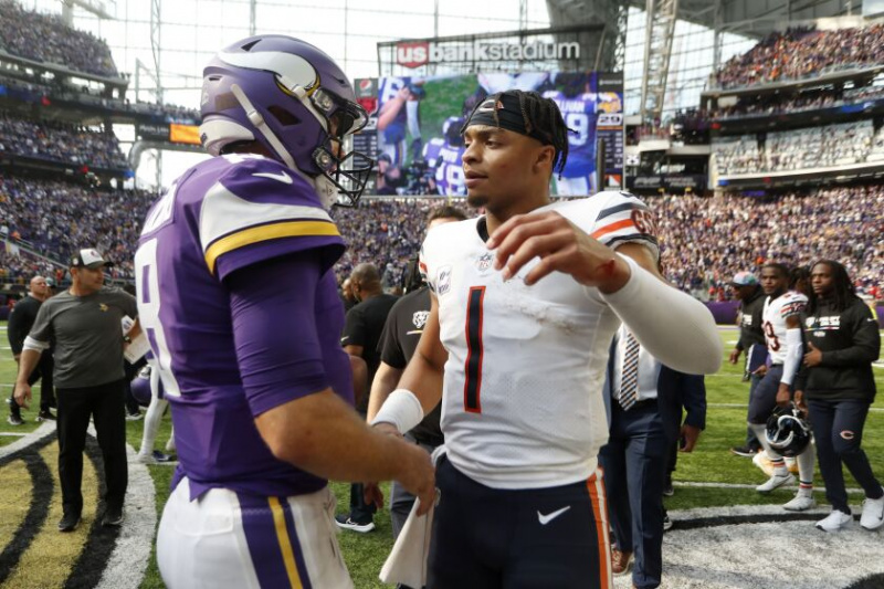  Vikings-Quarterback Kirk Cousins ​​spricht nach dem Spiel am Sonntag mit Bears-Quarterback Justin Fields.