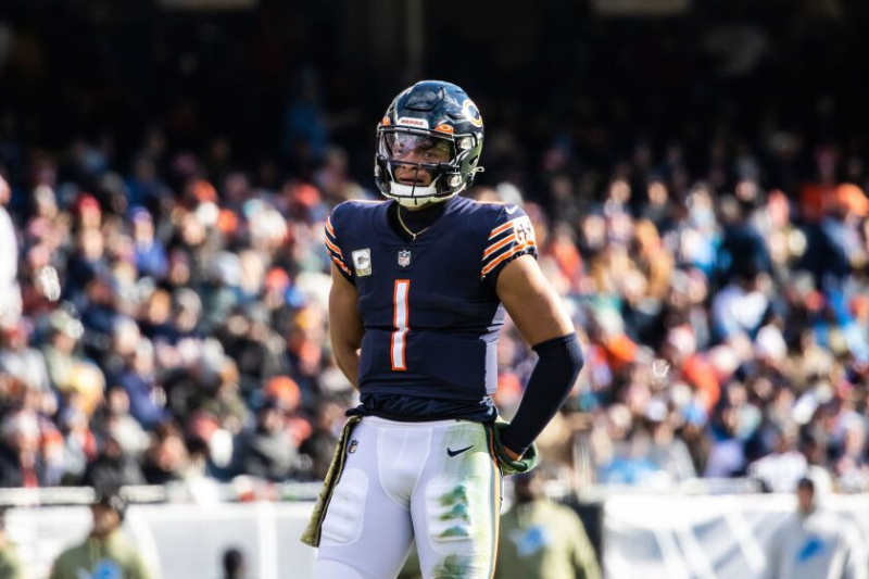  Bears-Quarterback Justin Fields steht im dritten Viertel des Sonntagsspiels gegen die Lions auf dem Spielfeld.