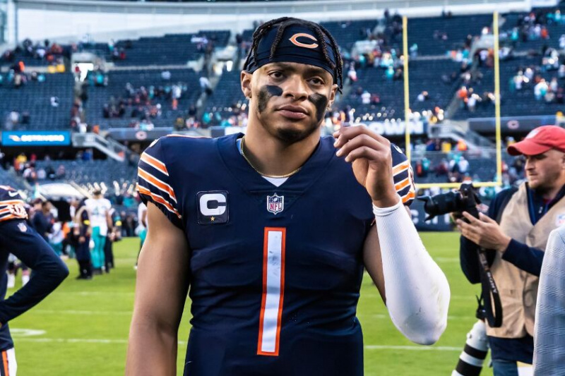  El mariscal de campo de los Bears, Justin Fields #1, sale del campo después de la derrota del domingo ante los Dolphins.
