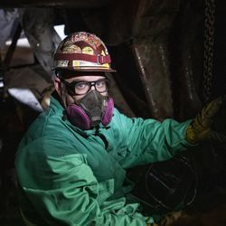 Matt Clement, ein vom Chicago Regional Council of Carpenters vertretener Mühlenbauer, arbeitet am Freitagmorgen, 13. September 2019, am Sanierungsprojekt der Brücke am Lake Shore Drive.