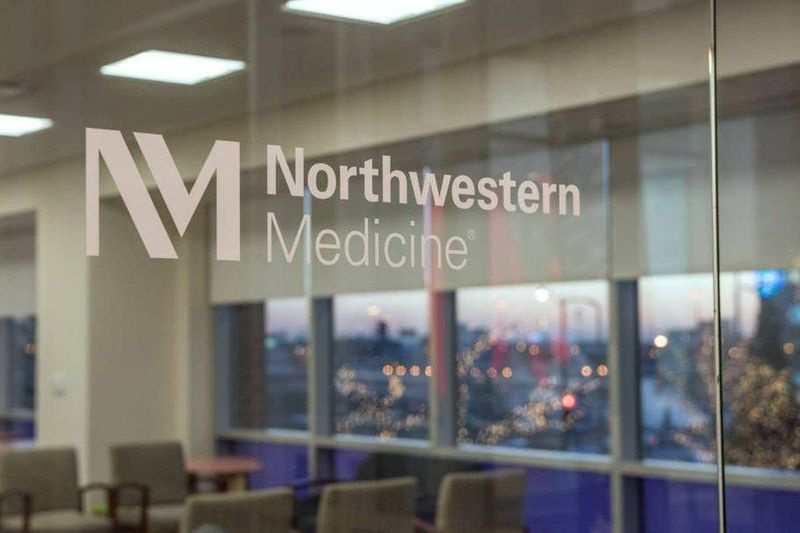 Un logotipo de Northwestern Medicine en la puerta de una oficina