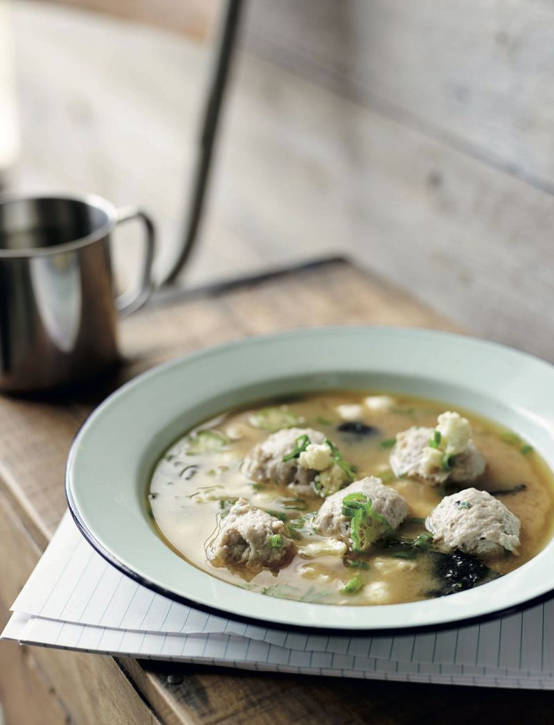 Misosuppe med kyllingefrikadeller | Weldon Owen billede