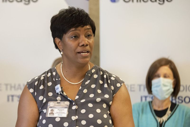Donnica Austin-Cathey, præsident for Holy Cross Hospital, taler ved en ceremoni til at klippe bånd for sit nye Center for Addiction Treatment and Recovery på Holy Cross Hospital. Onsdag den 11. august 2021. | Brian Rich/Sun-Times
