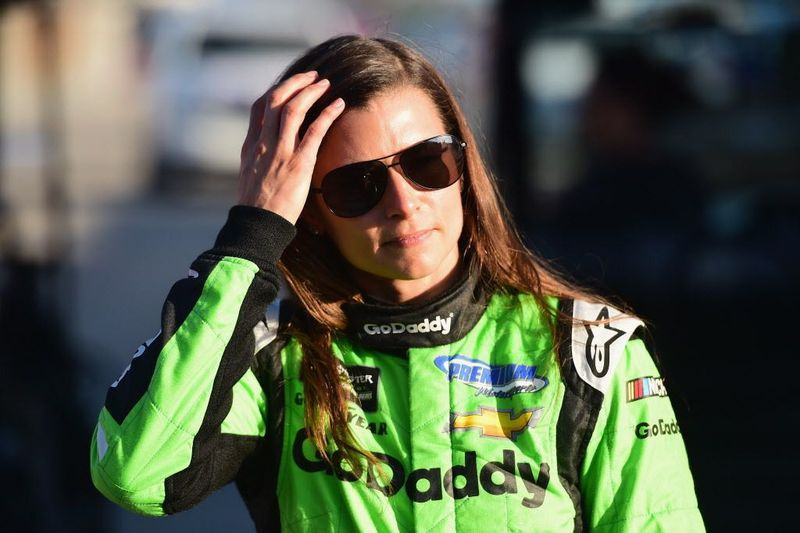Danica Patrick, pemandu kereta No. 7 GoDaddy Chevrolet, berjalan dari pusat jagaan dalam lapangan selepas terlibat dalam insiden di landasan semasa kejohanan Monster Energy NASCAR Cup Series 60th Annual Daytona 500 di Daytona International Speedway pada 18 Februari 2018,
