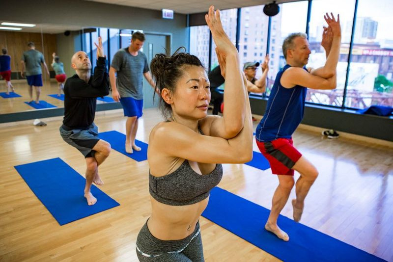 Sue Wen dá aula de ioga no East Bank Club, sexta-feira, 18 de maio de 2018. | James Foster / For the Sun-Times