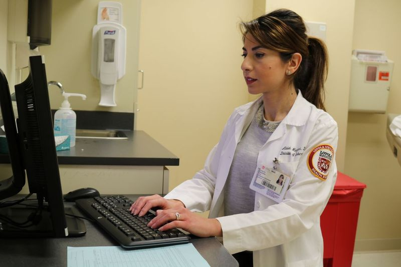Dr. Alaleh Mazhari, doctor in de osteopathische geneeskunde aan het Loyola University Medical Center in Maywood. | Aangeleverde foto