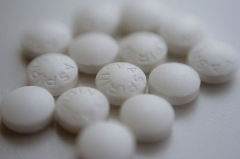 En stor undersøgelse har fundet ud af, at aspirin i lav dosis og regelmæssig styrke virker lige så sikkert og effektivt til at forhindre yderligere hjerteproblemer hos mennesker, der allerede har hjertesygdomme.