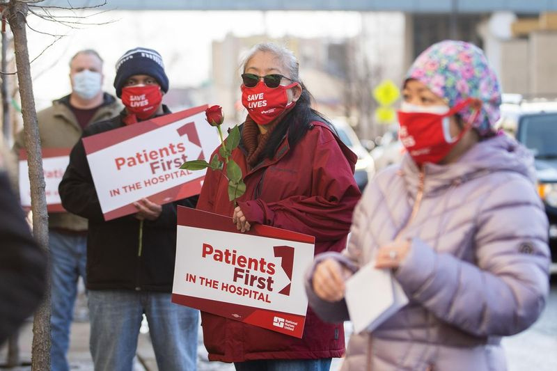 Des infirmières syndiquées manifestent devant le Community First Medical Center en février 2021.