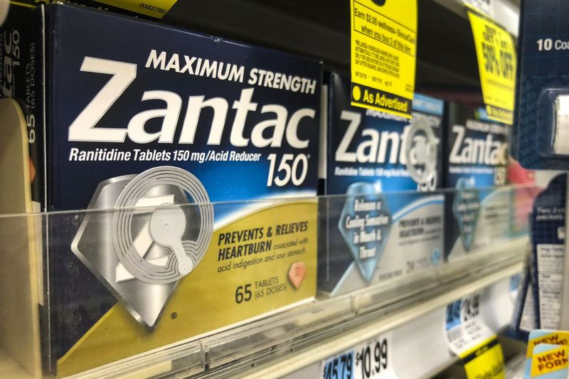 Zantac, ein beliebtes Medikament, das die Magensäureproduktion verringert und Sodbrennen verhindert, steht in einem Regal in einer Drogerie in New York City.