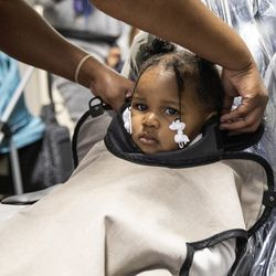 Η Malani Stallworth, 2 ετών, από το South Shore, προετοιμάζεται για μια ακτινογραφία καθώς λαμβάνει δωρεάν οδοντιατρική περίθαλψη κατά τη διάρκεια της Οδοντιατρικής Ημέρας στο σπίτι στο Οδοντιατρικό Κέντρο του νοσοκομείου St. Bernard στη γειτονιά Englewood, Τετάρτη, 22 Μαΐου 2019.