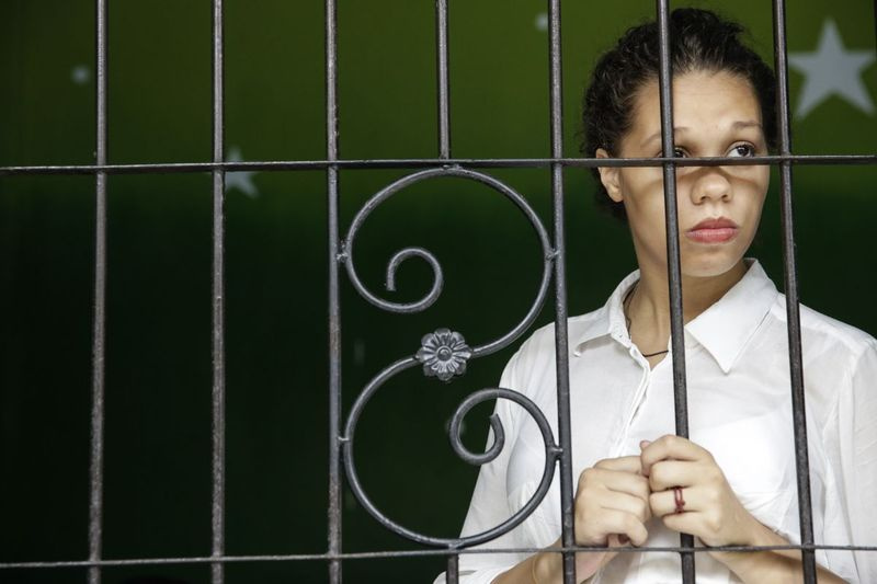 Heather Mack aus den USA wartet in einer Zelle vor ihrem ersten Anhörungsverfahren am 14. Januar 2015 in Denpasar, Bali, Indonesien.
