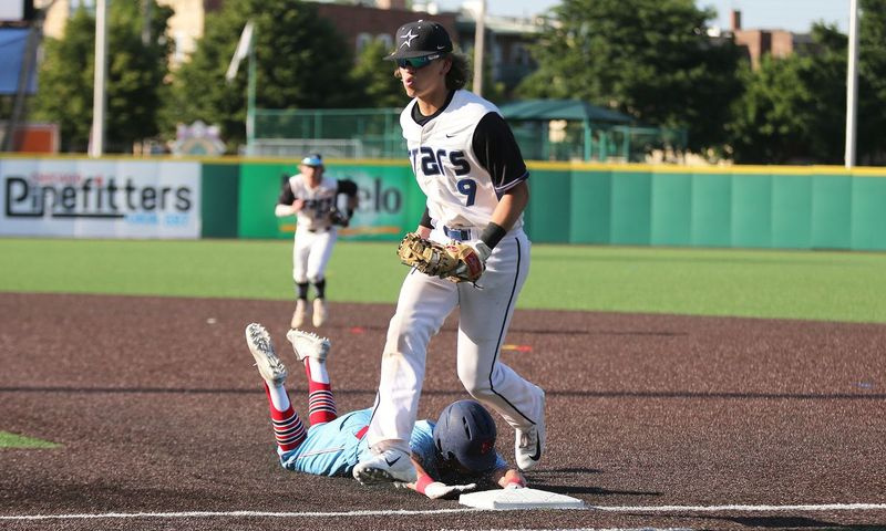 Kyler Brown (9) ze St. Charles North zahraje dvojí hru bez asistence, aby dostal North Stars z jamu na konci šesté směny.