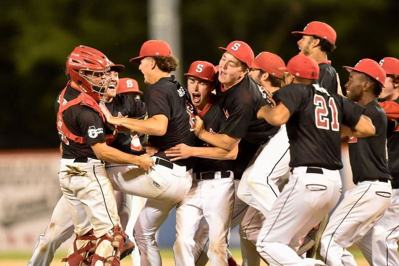 Hráči Springfieldu slaví vítězství v IHSA 3A State Championship proti Prairie Ridge.