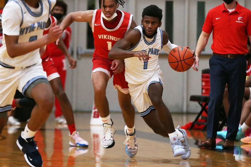 Davontae Hall do Hyde Park, à direita, dribla em torno de Luis Acevedo de Homewood-Flossmoor.