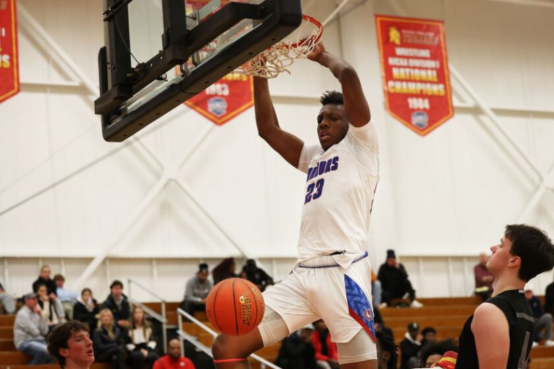   Curies Chikasi Ofoma (23) dunker i anden halvleg mod Oswego East.