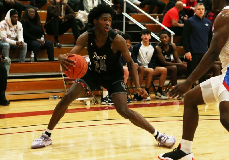   Oswego Easts Mekhi Lowery kontrollerer bolden, mens ulvene spiller mod Curie.