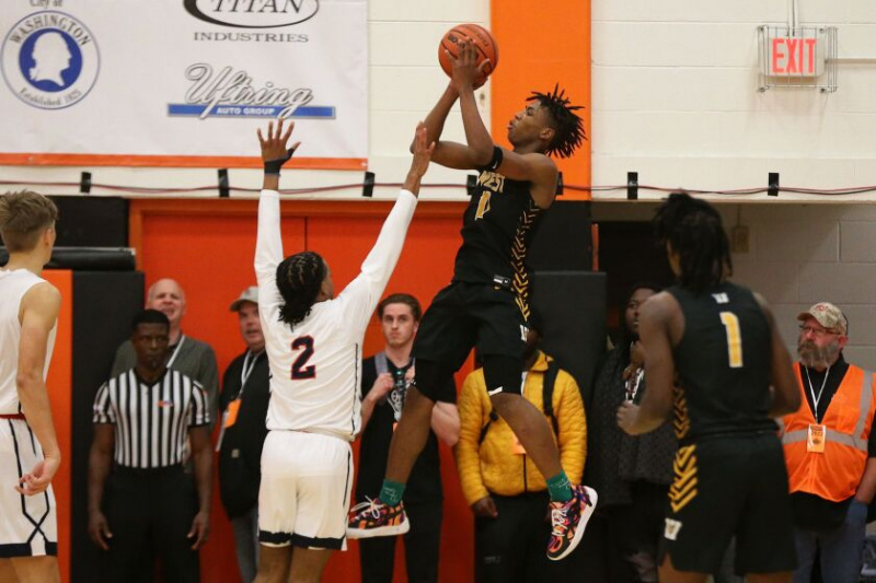   Joliet West の Jeremy Fears (11) は、ベースラインに沿ってショットを上げます。