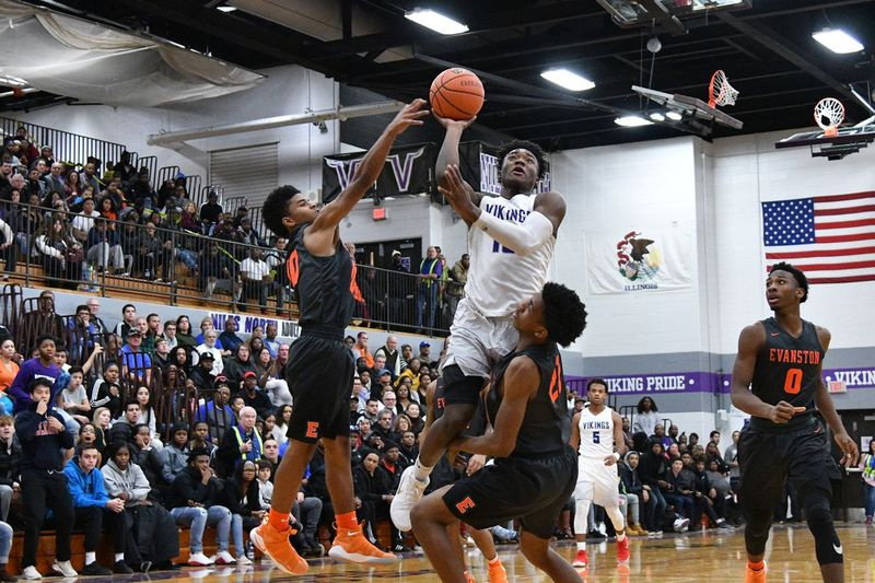 Damaria Franklin (13), de Niles North, entra na linha de frente contra Evanston