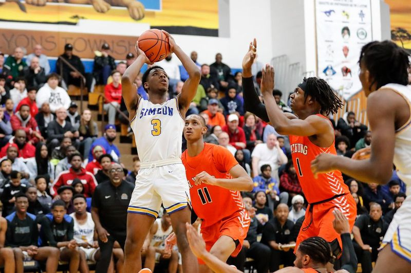 Jeremiah Williams (3) van Simeon schiet de bal over Young.