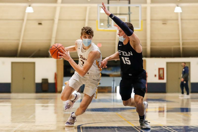 Nick Martinelli (33) de Glenbrook South lleva el balón por la cancha mientras Blake Peters (15) de Evanston defiende.