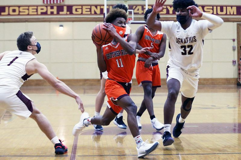 Ahmad Henderson (11) von Bruder Rice findet eine Knickfalte und schlägt in Richtung Korb, als St. Ignatius