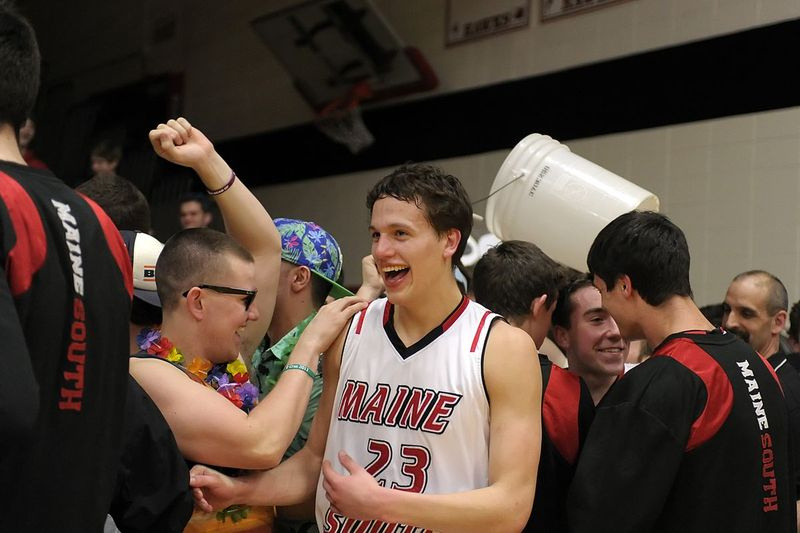 Andrew Palucki iz Maine Southa slavi z navijači, potem ko so Hawks leta 2014 premagali Evanstona s 74-66 (OT) v razredu 4A Maine South Sectional.