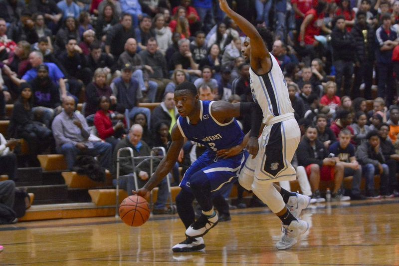 Antonio Williams von Proviso East versucht, Khamari Greene (31) von Downers Grove South zu überholen.