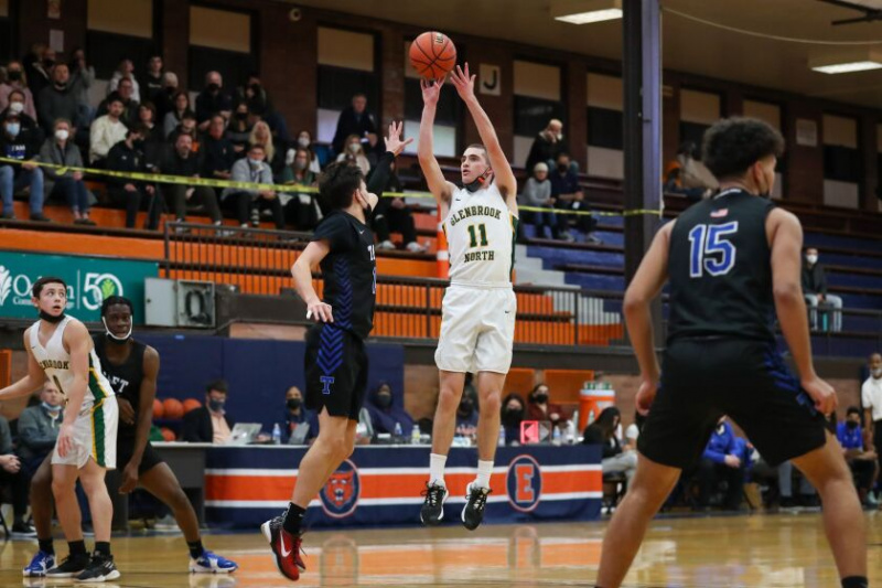  Ryan Cohen (11) von Glenbrook North schießt den Ball während des Spiels gegen Taft.