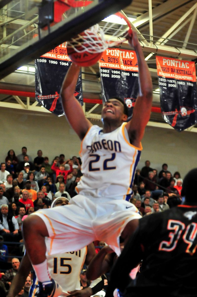 Jabari Parker utfører en kraftig dunk for Simeon mot Peoria Manual.