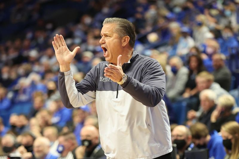 John Calipari, el entrenador en jefe de los Kentucky Wildcats, da instrucciones a su equipo durante el partido contra los Miles College Golden Bears.