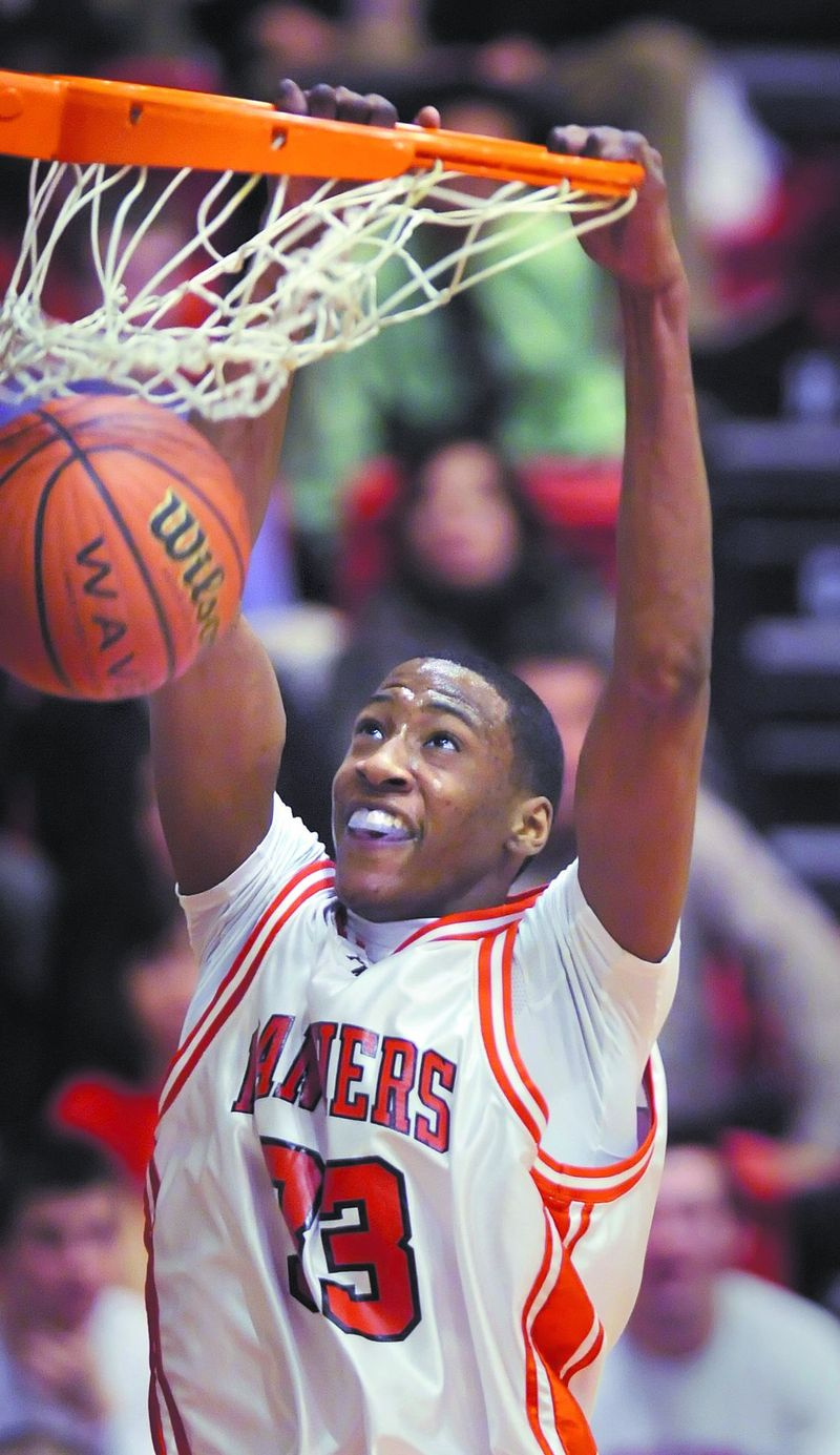 Robert Covington (33), da Proviso West, marcou dois pontos no primeiro quarto do jogo de sexta-feira à noite contra o Hinsdale Central.