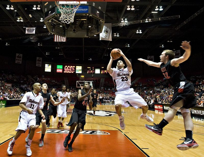 Fred VanVleet de Auburn atira durante sua derrota Super Sectional para Glenbard East.