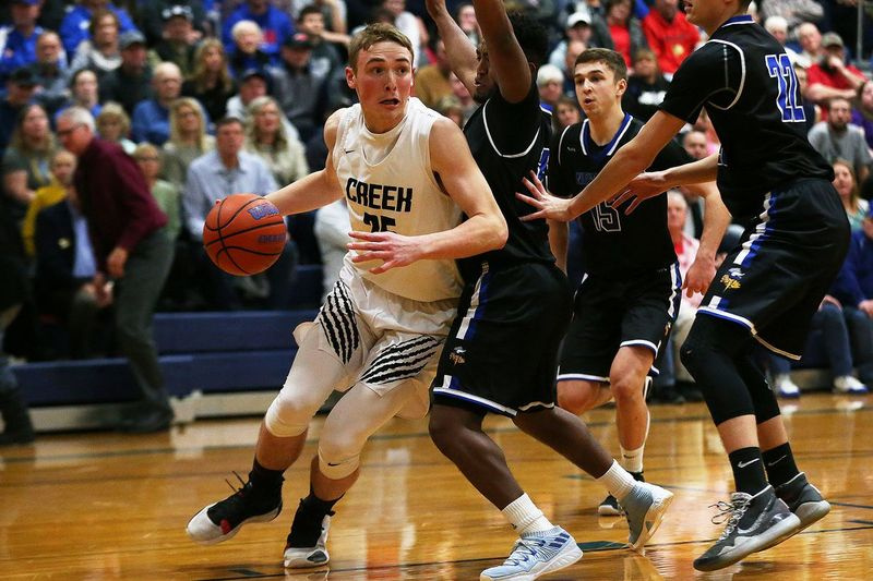 Cooper Larsen fra Indian Creek jobber lavt mens Timberwolves spiller mot Newark i Little Ten Conference Championship-spillet.