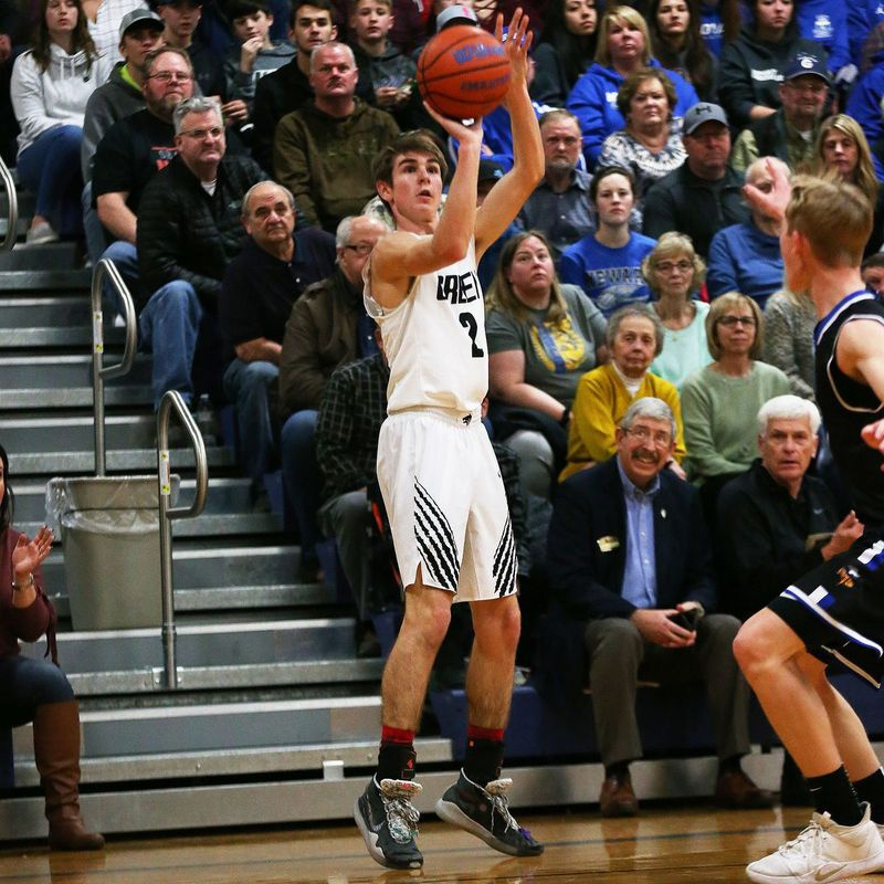 Indian Creeks Cameron Russell slår en treer mens Timberwolves spiller mot Newark i Little Ten Conference Championship-kampen forrige sesong.