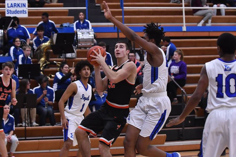 Justin Hardy (32) de St. Charles East est sous Justin Shaw (40).