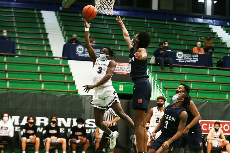 Rasheed Bello (3) iz DePaula Prepa preklopi na desno roko in konča vožnjo do koša proti Evanstonu v prvenstveni tekmi Chipotle Classic.